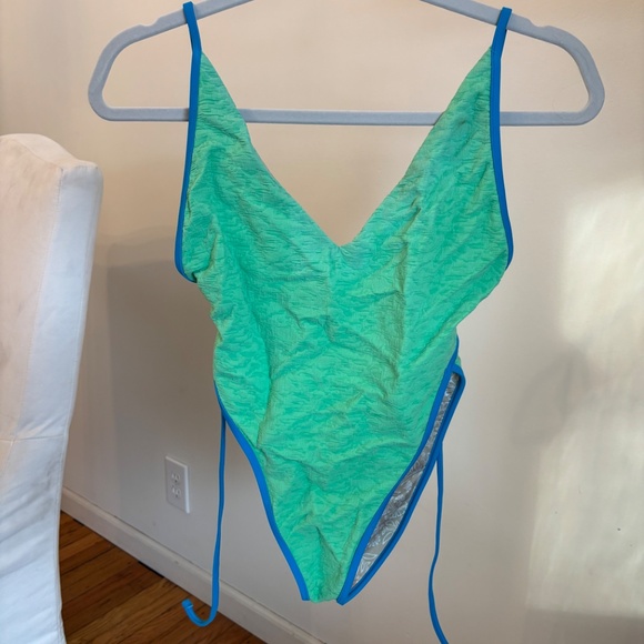 Free-est Amber One Piece - Picture 3 of 5